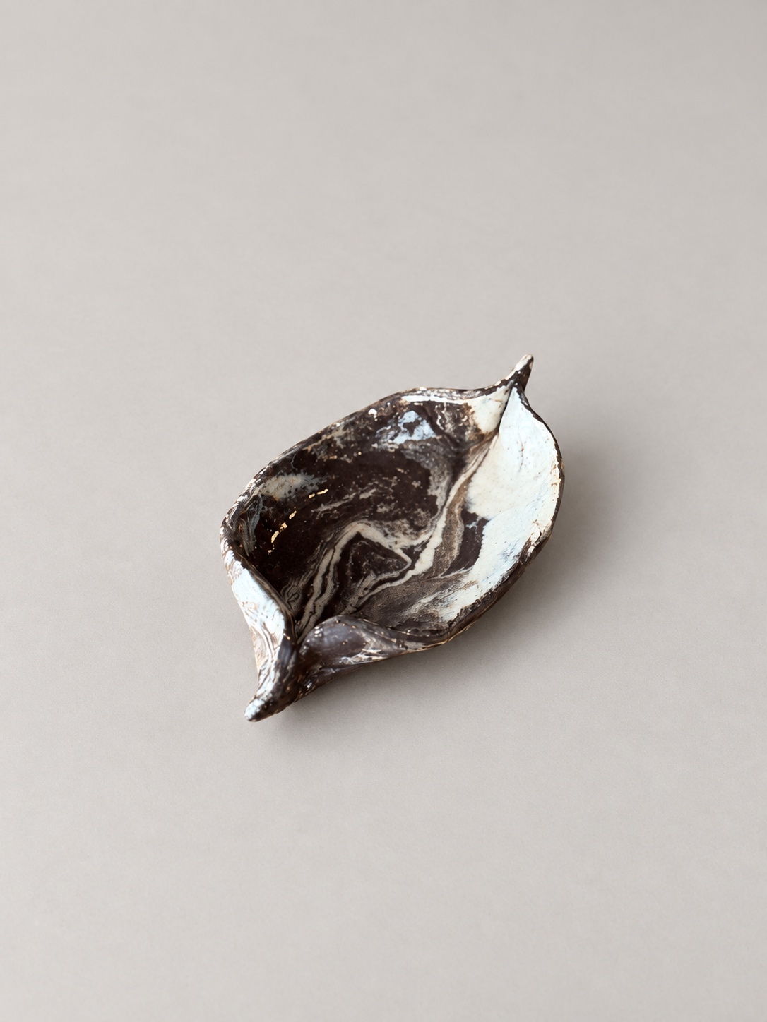 Monochrome marbled dish — handmade ceramic by Potpuri